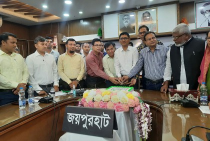 জয়পুরহাটে কেক কেটে ডিজিটাল সেন্টারের যুগপূর্তি উদযাপন