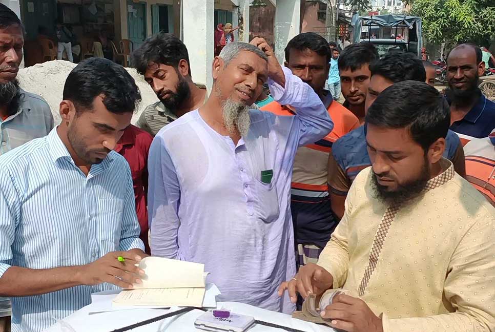নাটোরে পাচার হওয়ার সময় ৬০ বস্তা সার জব্দ