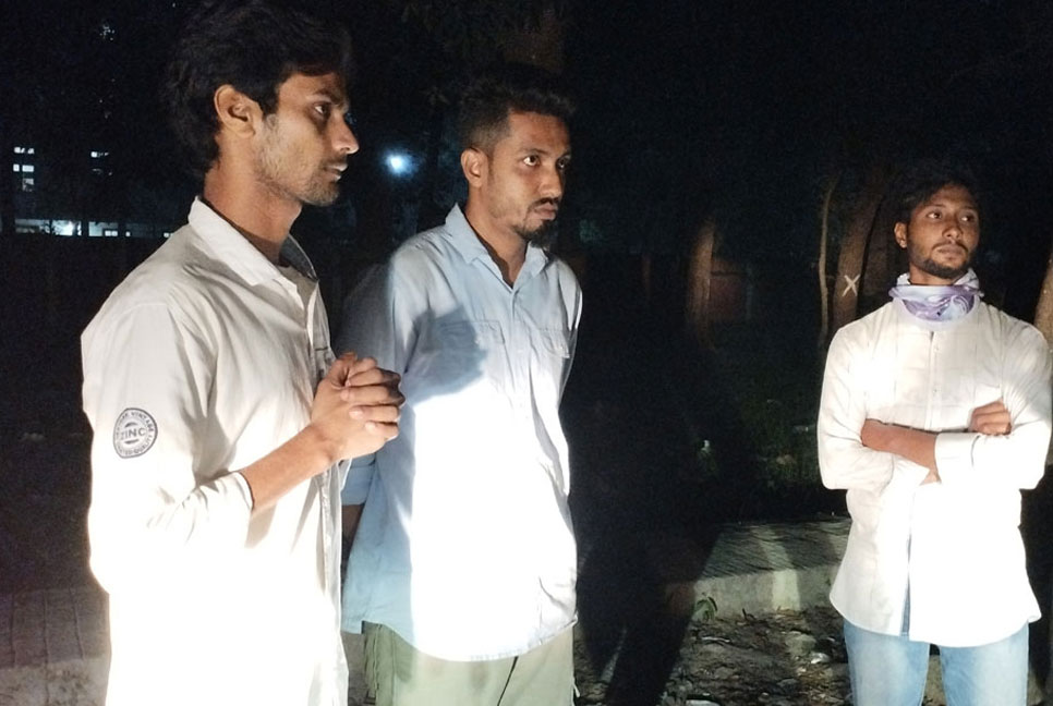 রাবি ক্যাম্পাসে মাদকসহ ৩ বহিরাগত আটক