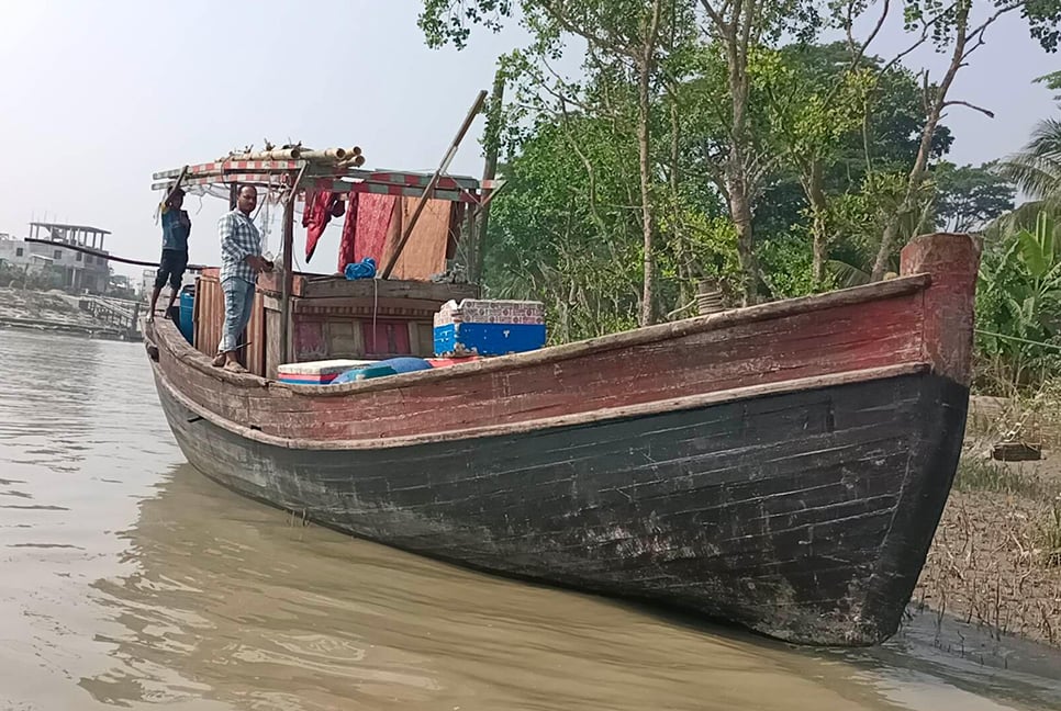 সুন্দরবনে ফিশিং ট্রলারে হামলা-ভাঙচুর, ৪ জেলে আহত