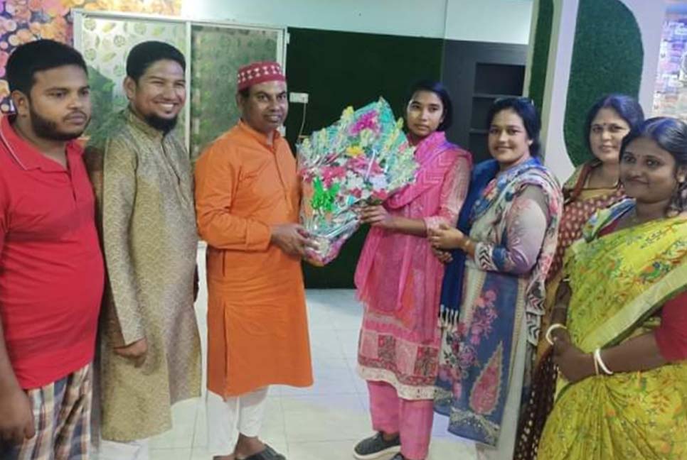 ফুলপুরে জাতীয় মহিলা ফুটবল দলের খেলোয়াড় শামসুন্নাহারকে সংবর্ধনা