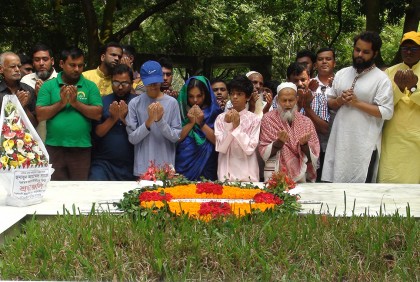 নুহাশপল্লীতে নানা আয়োজনে হুমায়ূন আহমদের জন্মদিন উদযাপন