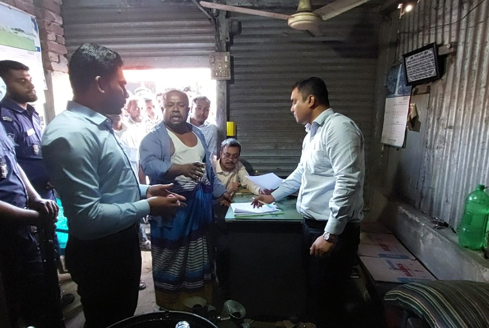 লক্ষ্মীপুরে কেরোসিন তেল কম দেওয়ায় ২ ব্যবসায়ীকে জরিমানা