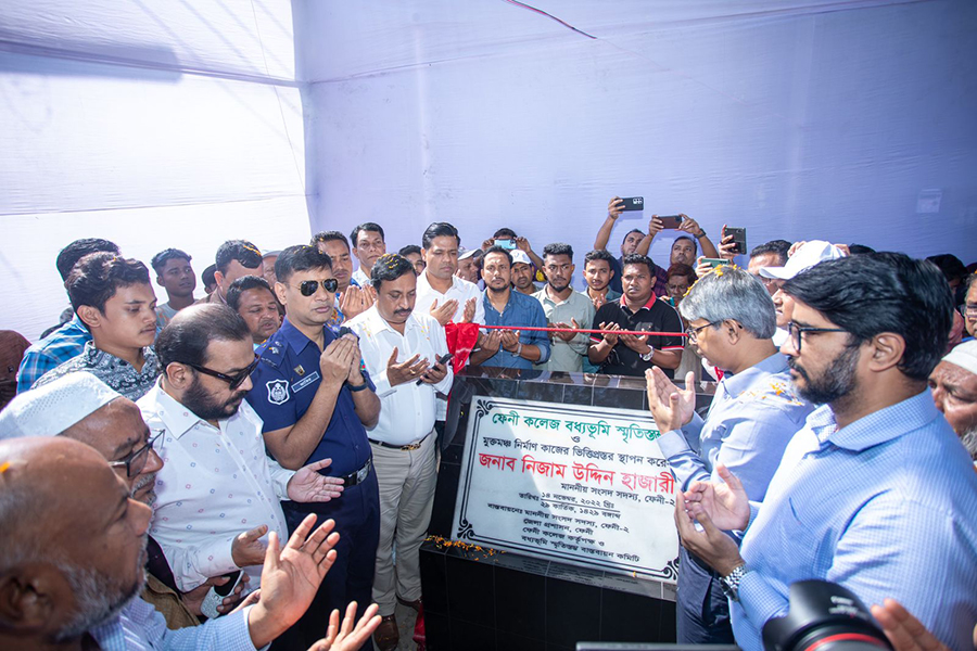 ফেনী সরকারি কলেজে বধ্যভূমি স্মৃতিস্তম্ভ ও মুক্তমঞ্চের ভিত্তিপ্রস্তরের ফলক উন্মোচন 
