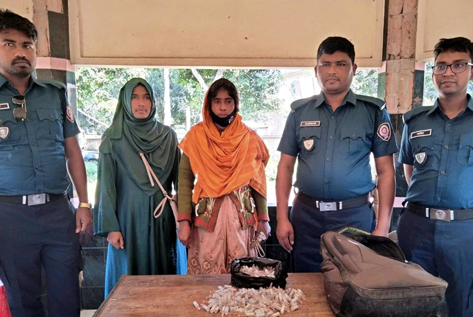 দিনাজপুরে নারী মাদক কারবারি আটক 