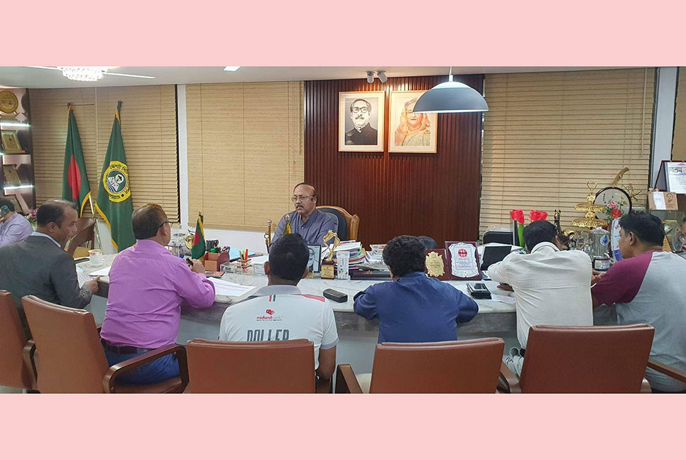 উন্নয়ন কাজে ধীরগতিতে ক্ষুব্ধ রাসিক মেয়র