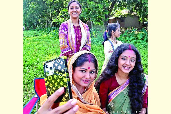 মেয়ের অভিনয়ে আপ্লুত মা