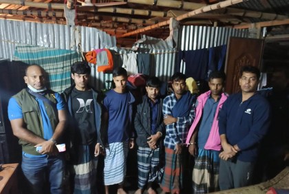 পাবনায় আগ্নেয়াস্ত্রসহ ৫ চরমপন্থি গ্রেফতার