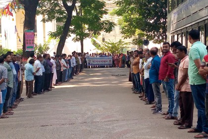 অভিন্ন নীতিমালা প্রতিহতের দাবিতে জবিতে মানববন্ধন 