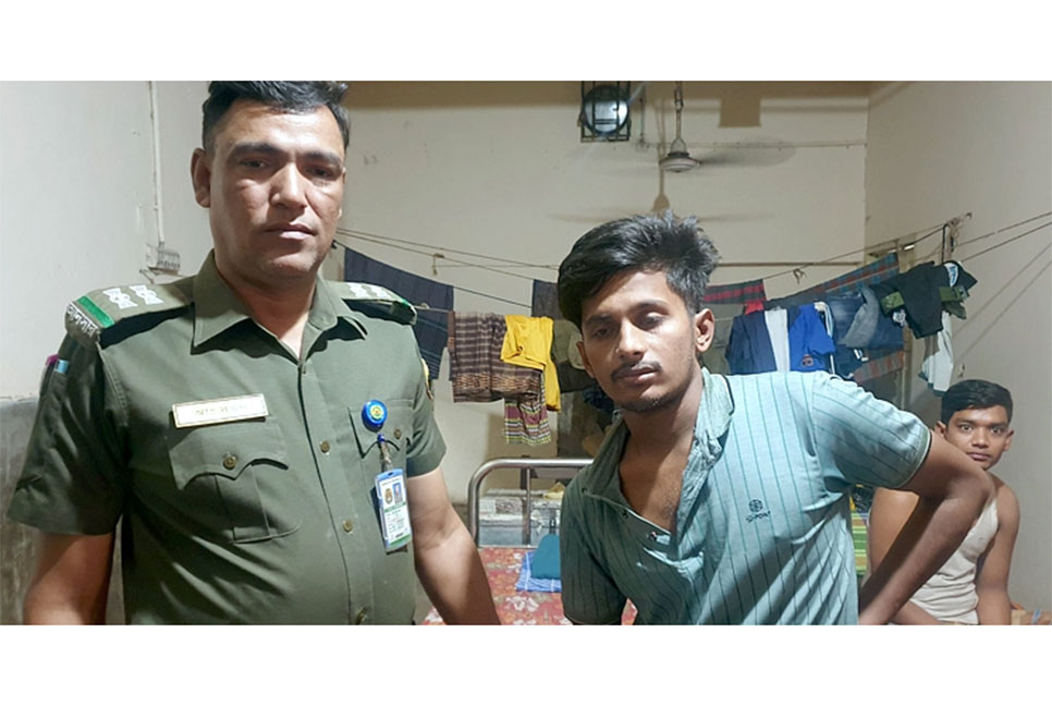 ঢামেক থেকে মোবাইল চুরির অভিযোগে যুবক আটক