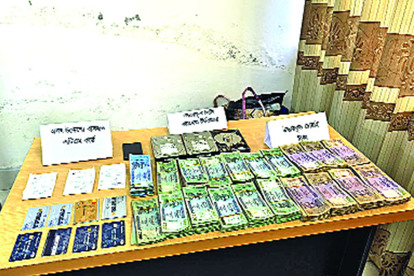 ব্যাংক বুথ থেকে অভিনব টাকা চুরি