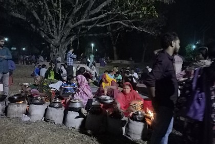 রাবিতে জমে উঠেছে পিঠার আড্ডা