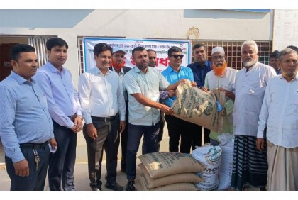 
মুকসুদপুরে কৃষকের মাঝে বিনামূল্যে বীজ ও সার বিতরণ