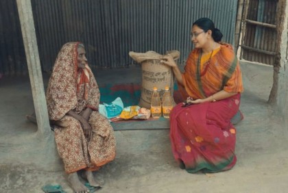 মৃত্যুর সনদ দিয়ে ভাতা বন্ধ করে দেওয়া সেই বৃদ্ধার পাশে ইউএনও