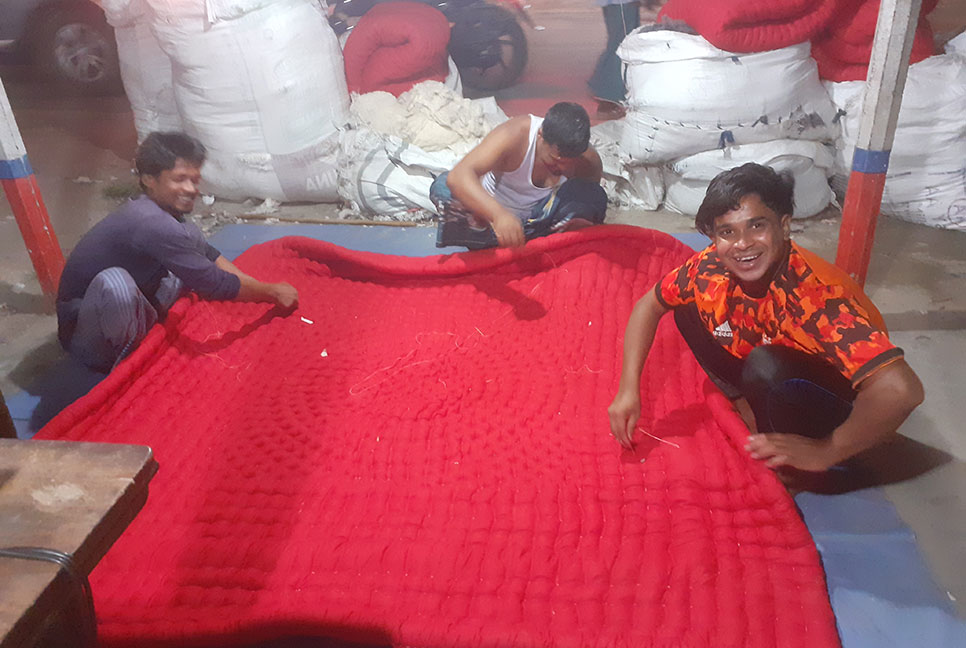 ঘাসের ডগায় শিশির বিন্দু, জানান দিচ্ছে শীত