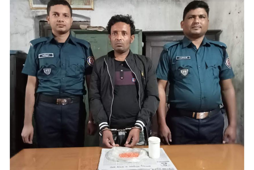 পার্বতীপুরে 
 ইয়াবাসহ যুবক আটক