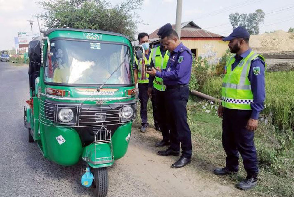 ঢাকা-সিলেট মহাসড়কে থ্রি হুইলার বন্ধে অভিযান
