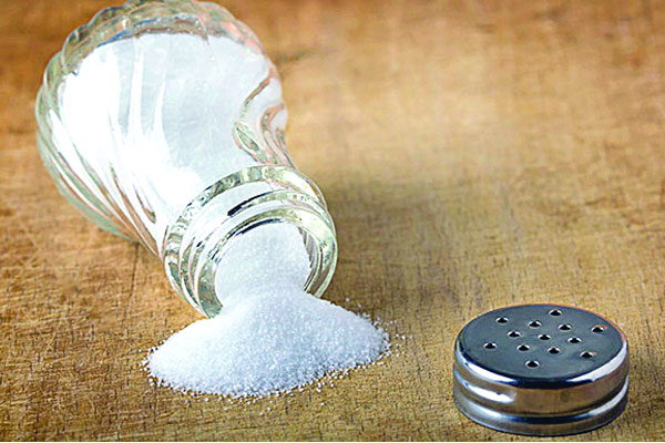 কীভাবে লবণ দিয়ে খুশকির চিকিৎসা করবেন