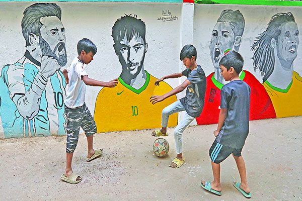 ফুটবল বিশ্বকাপের আমেজে বাংলাদেশ