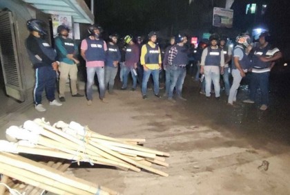 নরসিংদীতে বিএনপির অস্থায়ী কার্যালয়ে অভিযান, আটক ১০