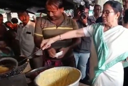 দোকানে ভাজলেন চপ, নিজে খেলেন অপরকে খাওয়ালেন মমতা