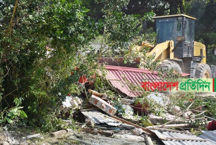 রাজবাড়ীতে রেলের জমি থেকে অবৈধ স্থাপনা উচ্ছেদ