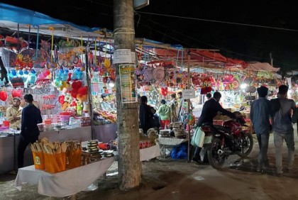 জমে উঠেছে কান্তজিউ মন্দিরের রাস মেলা