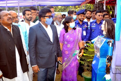 নাচ দেখাল রোবট ‘ব্লু বেরী’