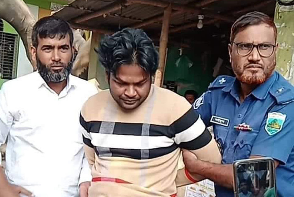 চাঁপাইনবাবগঞ্জে অস্ত্রসহ এনজিও পরিচালক আটক