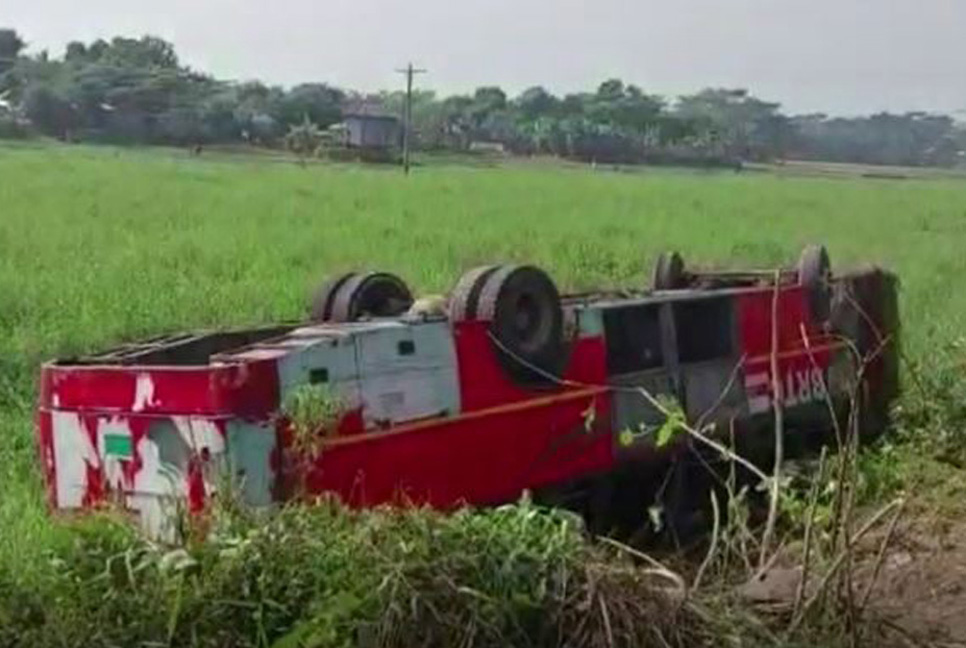 শরীয়তপুরে নিয়ন্ত্রণ হারিয়ে বাস খাদে, আহত ২০