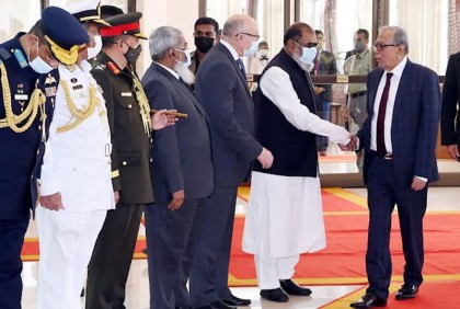 জার্মানি ও যুক্তরাজ্যে স্বাস্থ্য পরীক্ষা শেষে দেশে ফিরেছেন রাষ্ট্রপতি