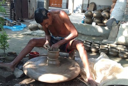 
সিংড়ায় ঐতিহ্য ধরে রেখেছে মৃৎশিল্পীরা