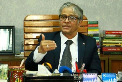 পলিথিন ব্যাগে সমাবর্তনের কস্টিউম বিতরণ নিয়ে যা বললেন ঢাবি উপাচার্য