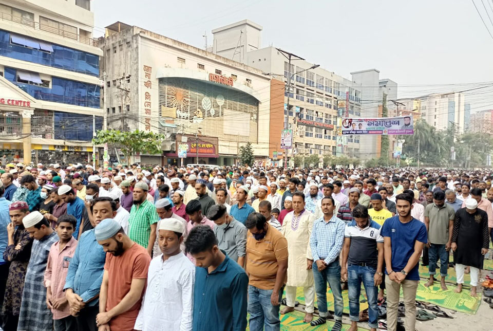 বিএনপি কার্যালয়ের সামনের সড়কে কৃষক দলের নেতাকর্মীদের জুমার নামাজ আদায়