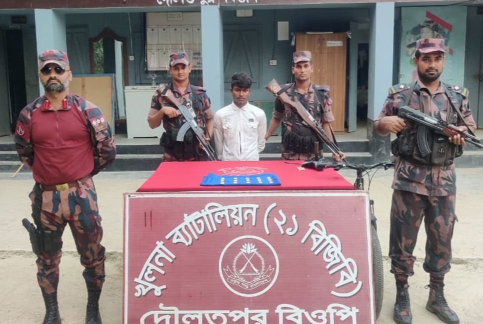 বেনাপোলে ১ কোটি ২৩ লাখ টাকার স্বর্ণের বারসহ পাচারকারী আটক