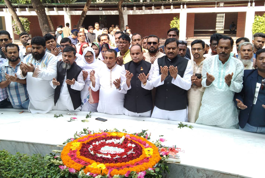 বঙ্গবন্ধুর সমাধিতে ফরিদপুর জেলা পরিষদ চেয়ারম্যানের শ্রদ্ধা  