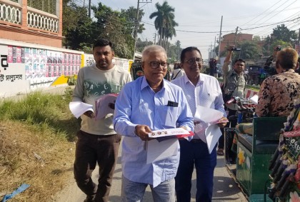 রাজশাহীর গণসমাবেশ সফল করার লক্ষে নাটোরে লিফলেট বিতরণ