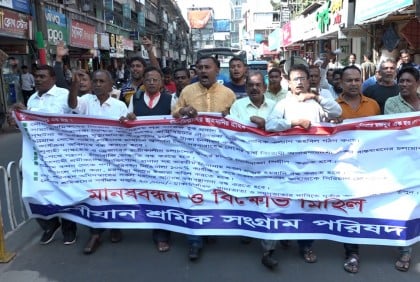 
বরিশালে নৌযান শ্রমিকদের কর্মবিরতির ঘোষণা