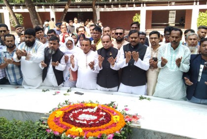 বঙ্গবন্ধুর সমাধিতে ফরিদপুর জেলা পরিষদ চেয়ারম্যানের শ্রদ্ধা  