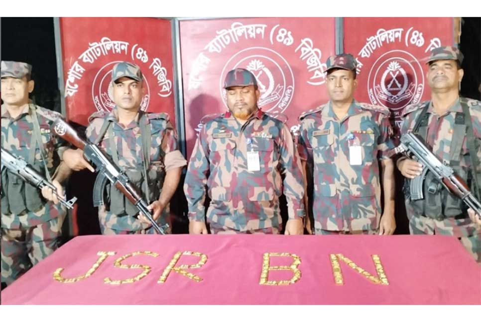 শাহজাদপুর সীমান্তে মাটিতে পুঁতে রাখা ৮০ পিস স্বর্ণের বার উদ্ধার

