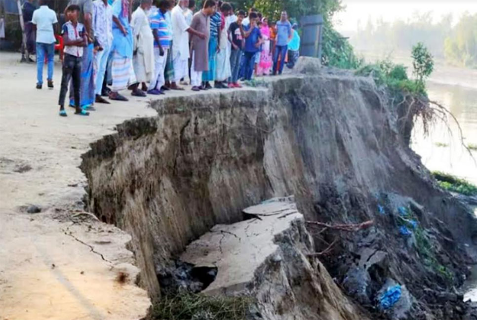 বংশাই ও লৌহজং নদীর ভাঙনে পাকা রাস্তা-বাড়ি বিলীন
