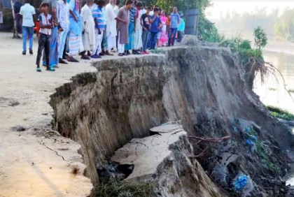 বংশাই ও লৌহজং নদীর ভাঙনে পাকা রাস্তা-বাড়ি বিলীন