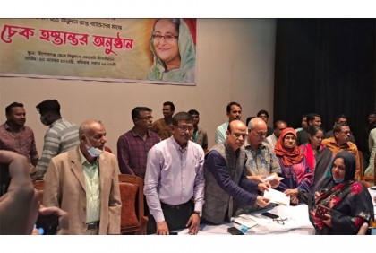 কিশোরগঞ্জে দরিদ্র ও রোগাক্রান্ত ব্যক্তিদের অনুদান প্রদান