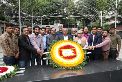 জাতির পিতার প্রতিকৃতিতে বিডিইউ উপাচার্যের শ্রদ্ধা 