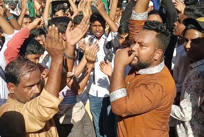 স্কুল ড্রেস পরে জাপার মিছিলে শতাধিক শিক্ষার্থী