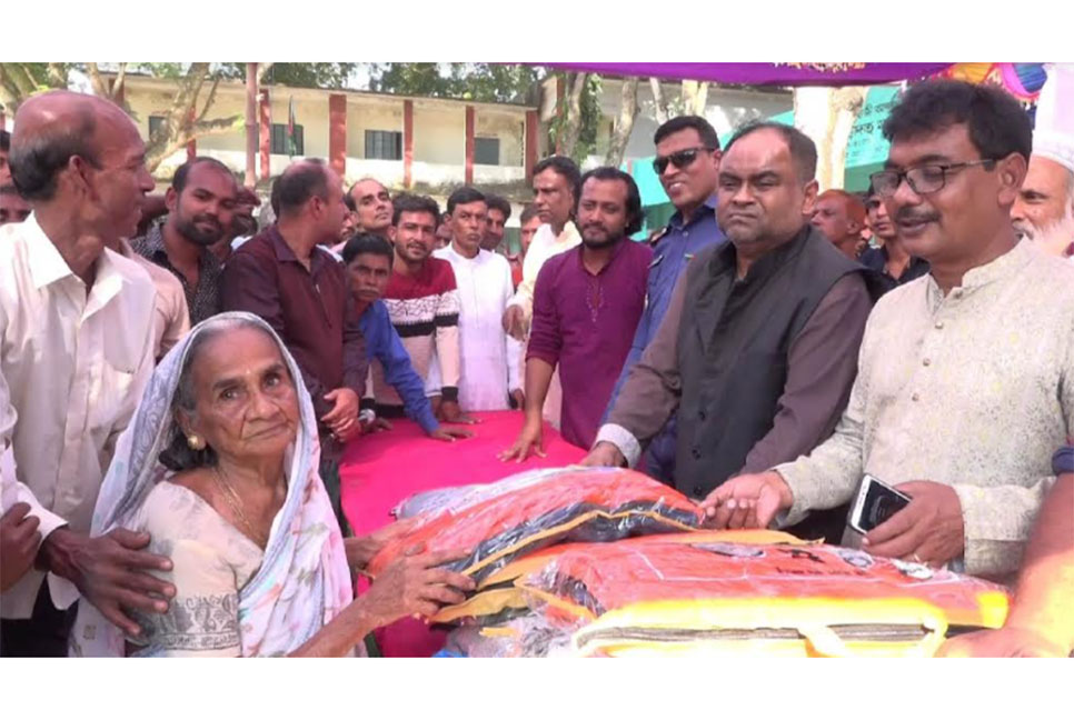 ঝিনাইদহে শীতার্তদের মাঝে ৩ হাজার শীতবস্ত্র বিতরণ