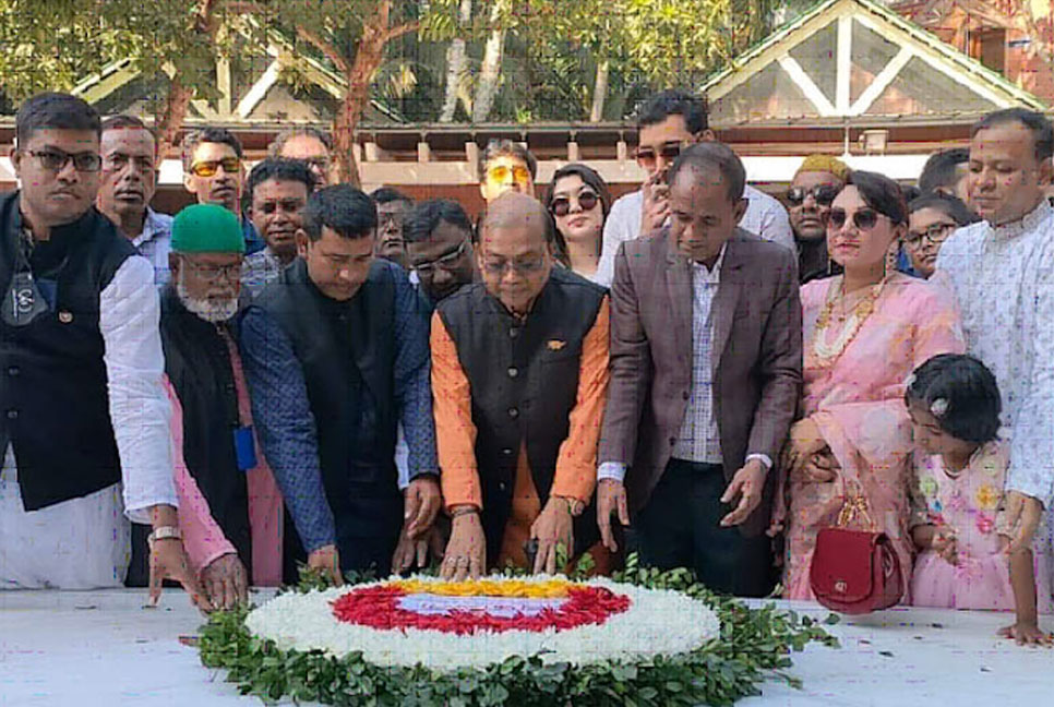 ঝিনাইদহ জেলা পরিষদ চেয়ারম্যানের বঙ্গবন্ধুর সমাধিতে শ্রদ্ধা নিবেদন

