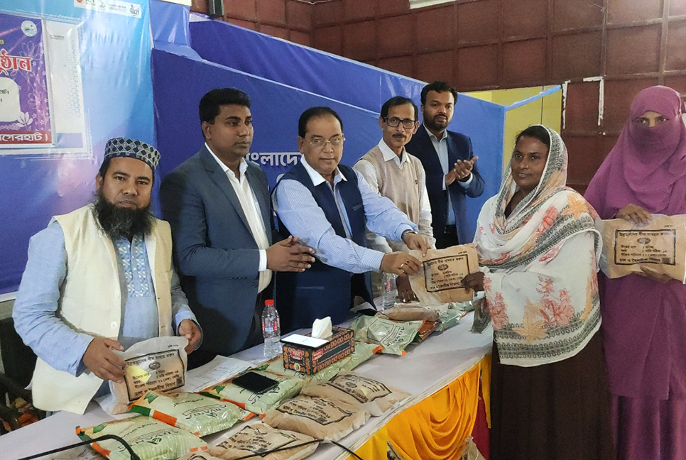 বাগেরহাটে বিনামূল্যে সার ও বীজ বিতরণ