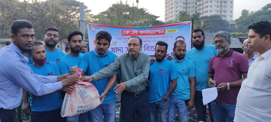 উত্তরায় আগুনে পুড়ে ক্ষতিগ্রস্ত পরিবারের মাঝে খাদ্যসামগ্রী বিতরণ