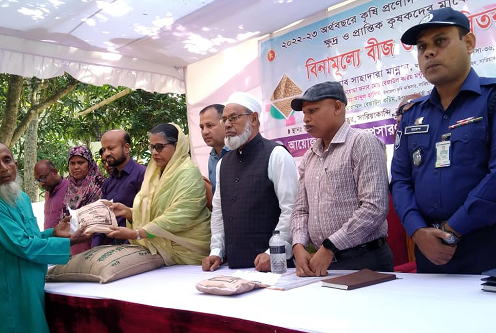 সারিয়াকান্দিতে বিনামূল্যে সার ও বীজ বিতরণ